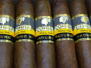 雪茄烟雾缭绕下的烈酒杯