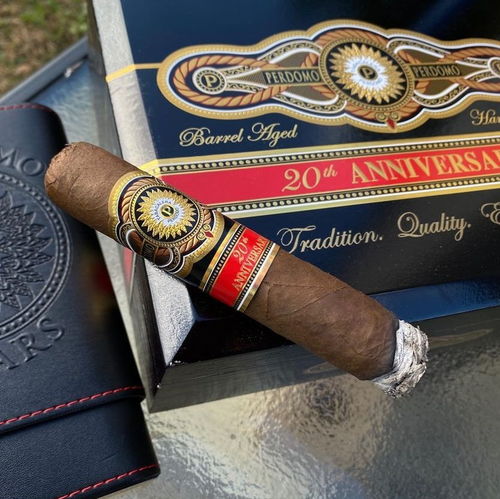 澳门夜晚雪茄吧内，顾客静享雪茄与美酒