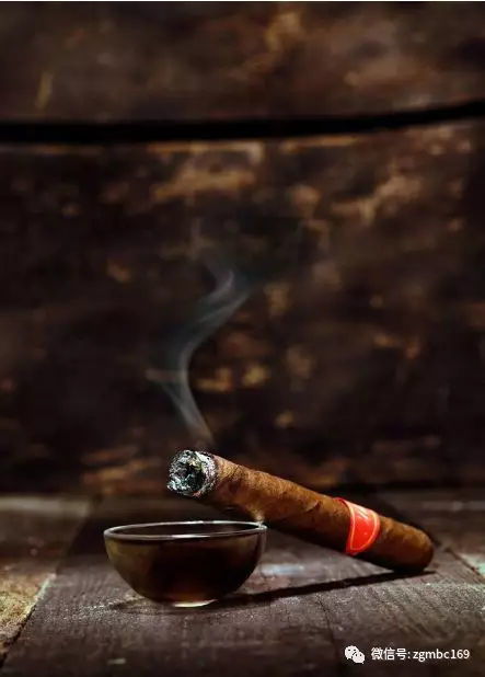 黑豹泰山雪茄手工卷制过程