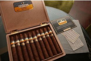 雪茄花在灯光下散发的艺术魅力