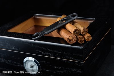 采用传统工艺手工压榨雪茄油，传承自然精粹