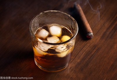 一位手握迷你雪茄的绅士，背景是温暖的书房