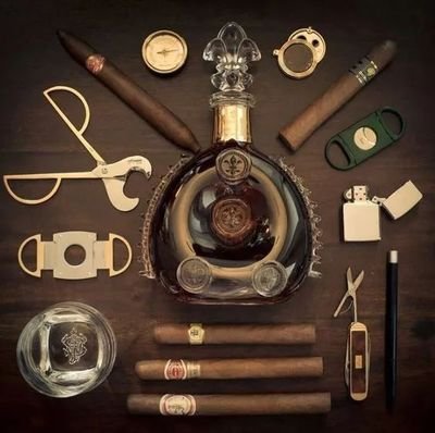 手工艺人精心雕琢一款独特的雪茄咖啡杯，展现工艺的匠心精神