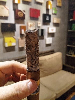 在楚雄的雪茄店里，可以找到来自世界各地的优质雪茄，满足不同口味的爱好者。
