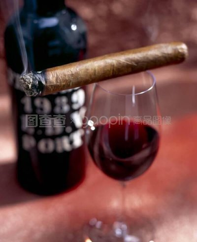 雪茄店内整齐陈列的雪茄盒