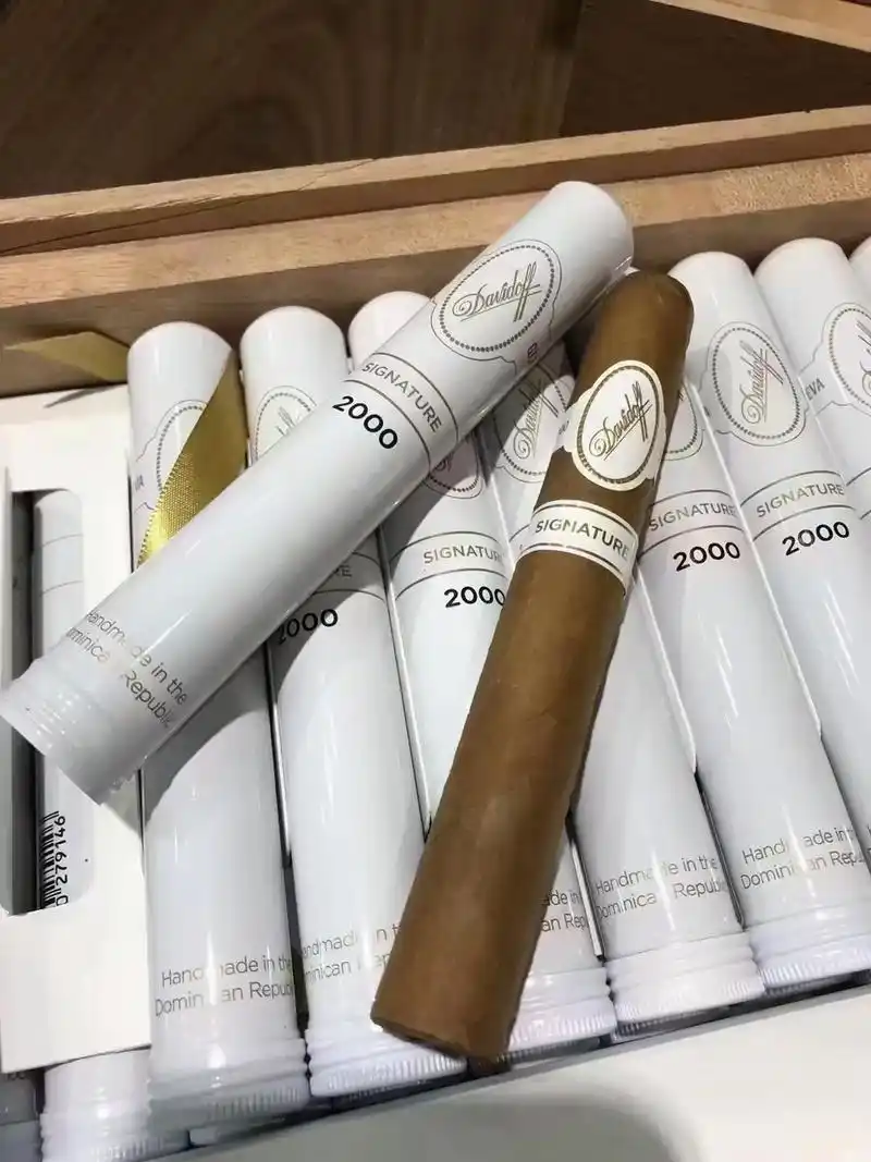 上海雪茄店内部氛围，顾客们在交流与享受雪茄