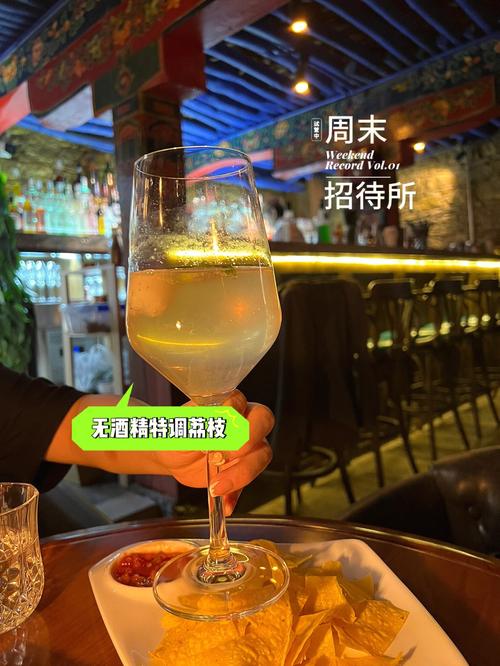 专业爱好者通过技巧调整后顺利抽吸雪茄的生动画面，展示成功预防和应对方法