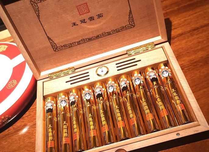 绅士在阳台上品味雪茄,享受宁静的周末时光