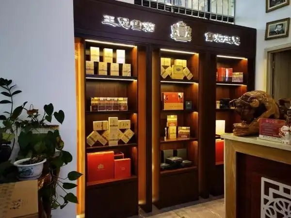 优雅抽雪茄的绅士形象