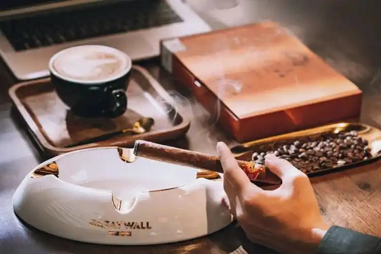 韩国雪茄会所内,顾客品鉴不同款式雪茄的情景