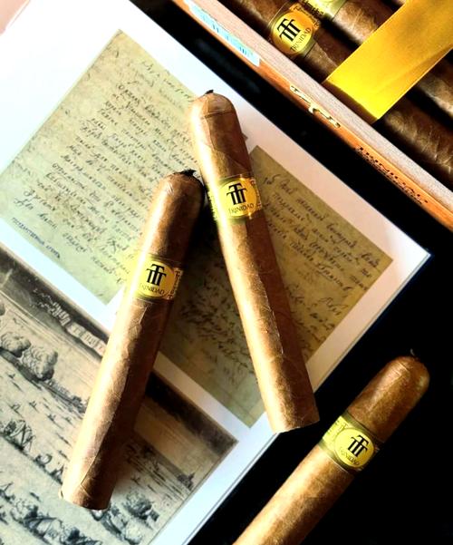 精致的雪茄店内陈列，各式各样的雪茄整齐排列