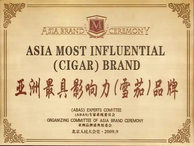 高端雪茄盒内的雪茄整齐排布