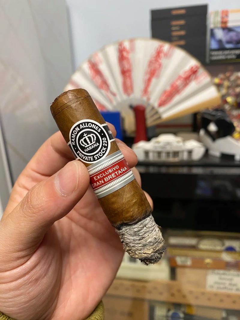 手工卷制的多米尼加优质雪茄排成一排,散发着淡淡的光泽