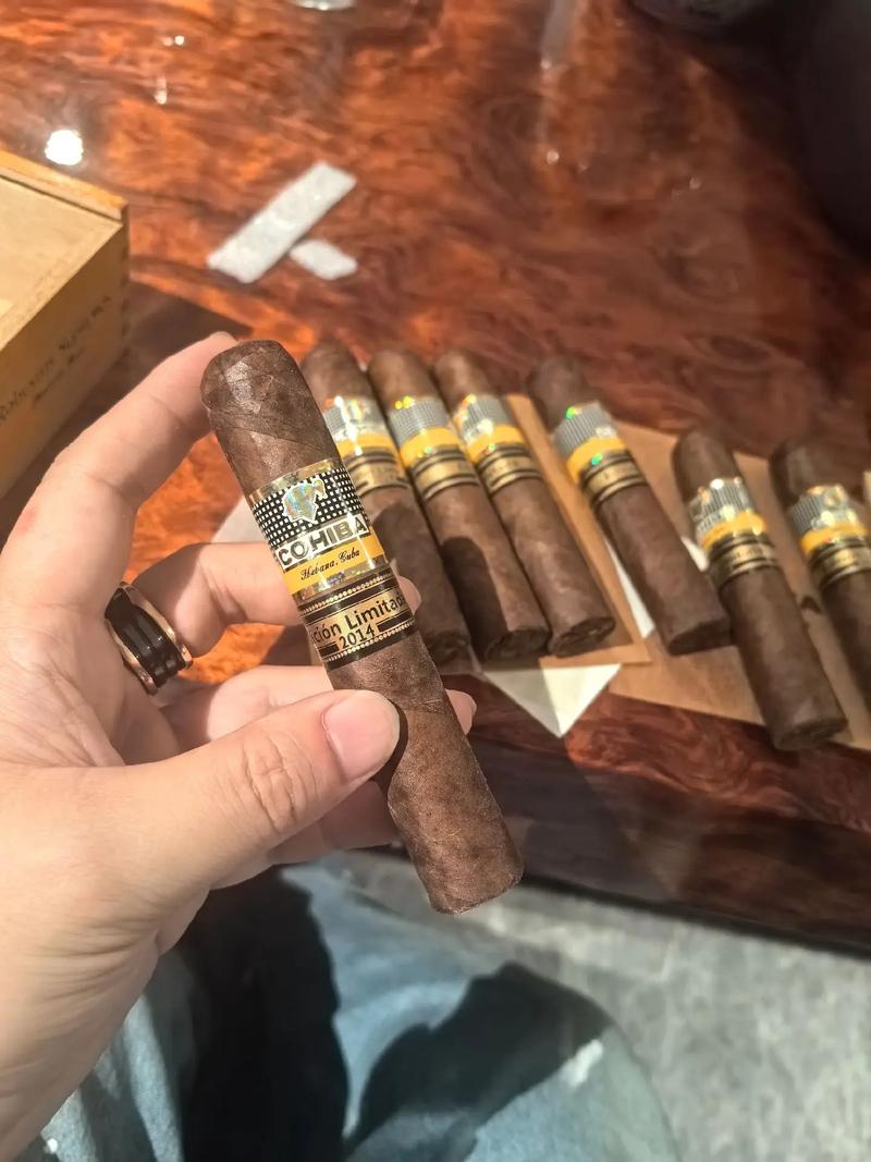 雪茄盒内部结构展示，体现湿度调节原理