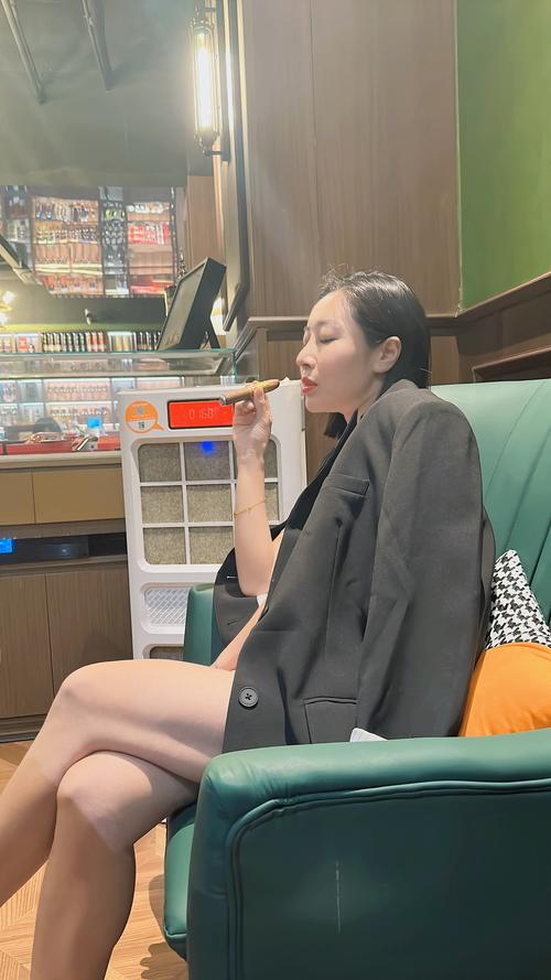优雅男士用左手轻轻夹住雪茄，体现与众不同的品味