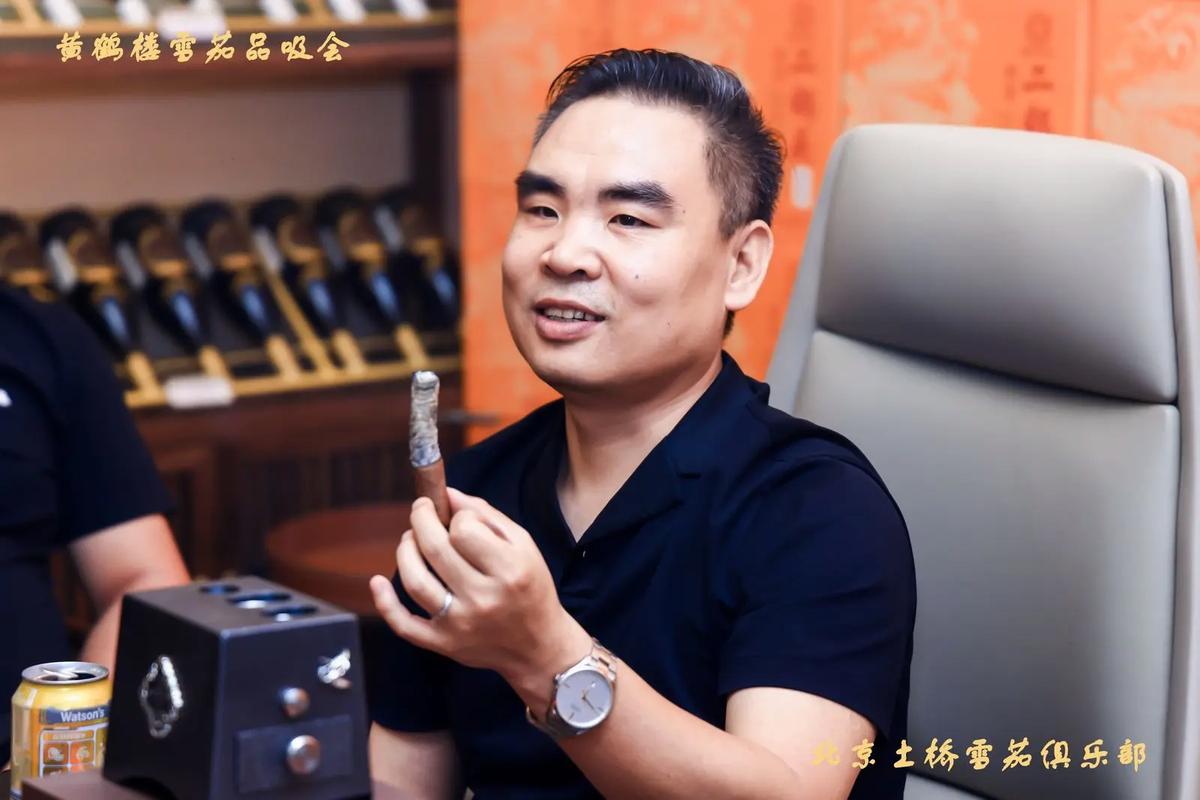 毛氏八号雪茄静谧的烟雾缭绕