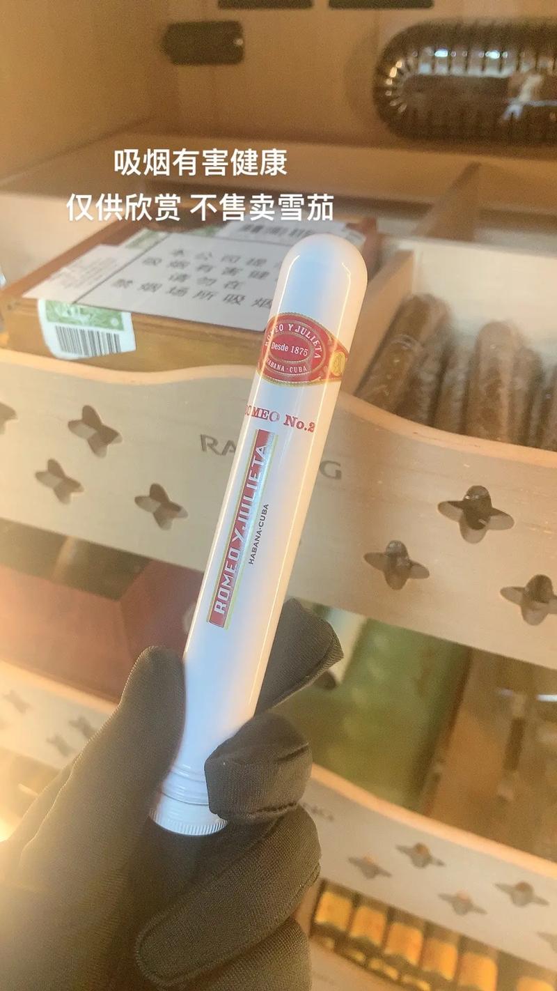 一位雪茄爱好者在一家独立雪茄店挑选雪茄，他正在与店主交流雪茄的产地、年份和风味。