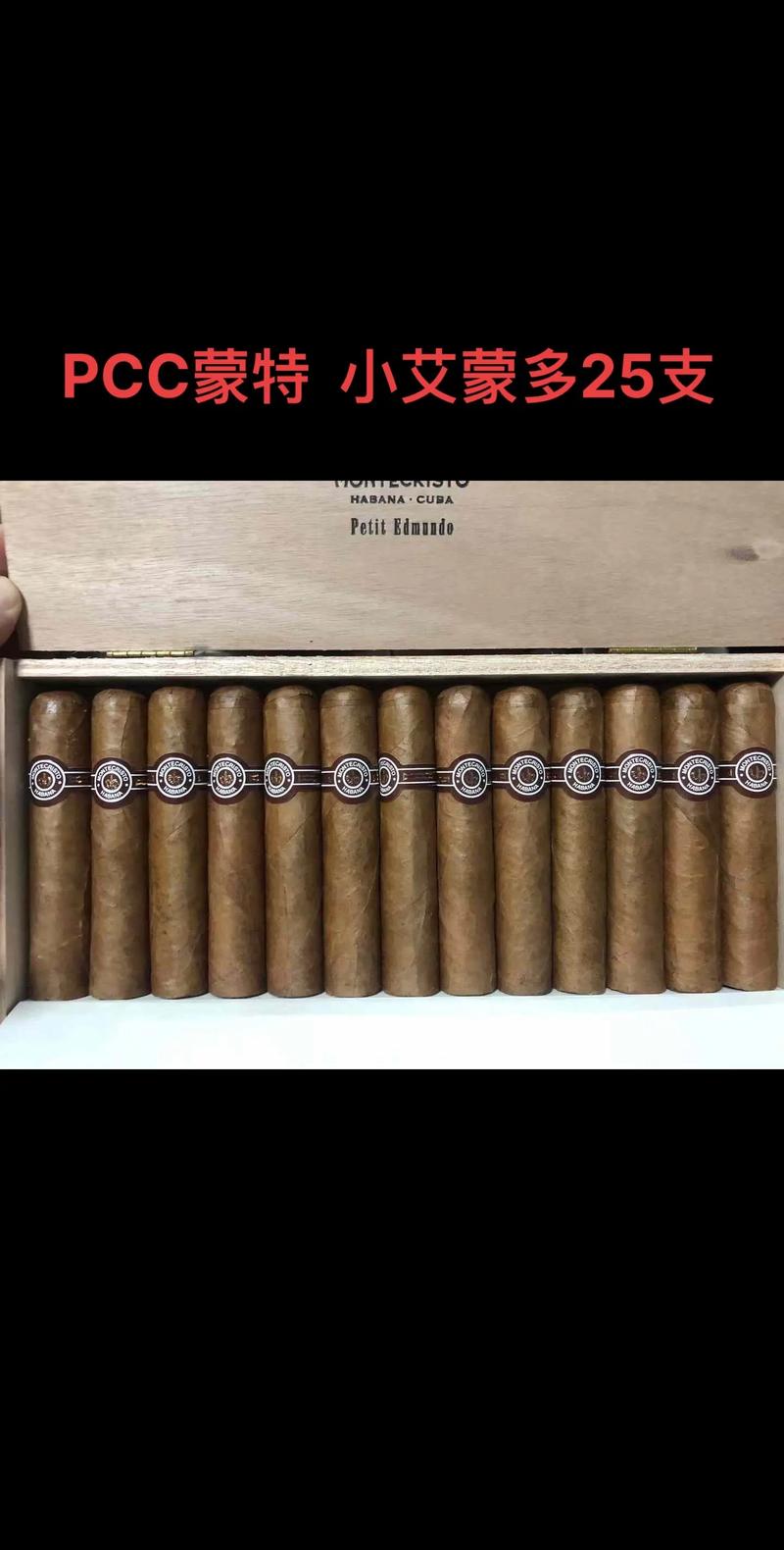 男人悠闲地抽着雪茄，环境静谧优雅