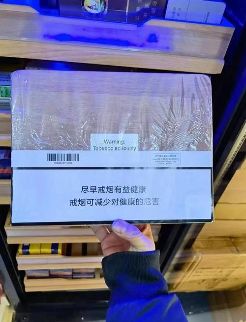 优雅场景中的雪茄与精致烟嘴