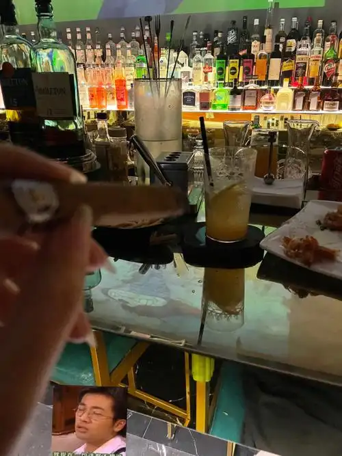 黄山之巅俯瞰云海，享受雪茄的绝佳环境