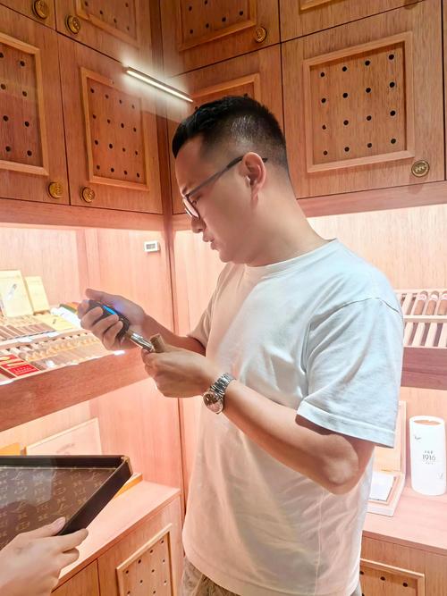 雪茄销售店内陈列精美的雪茄盒