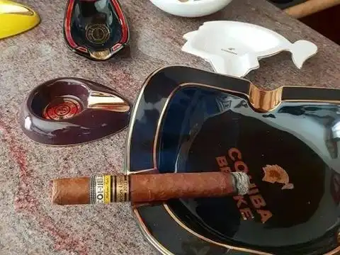 北京高级雪茄酒吧内的古典氛围