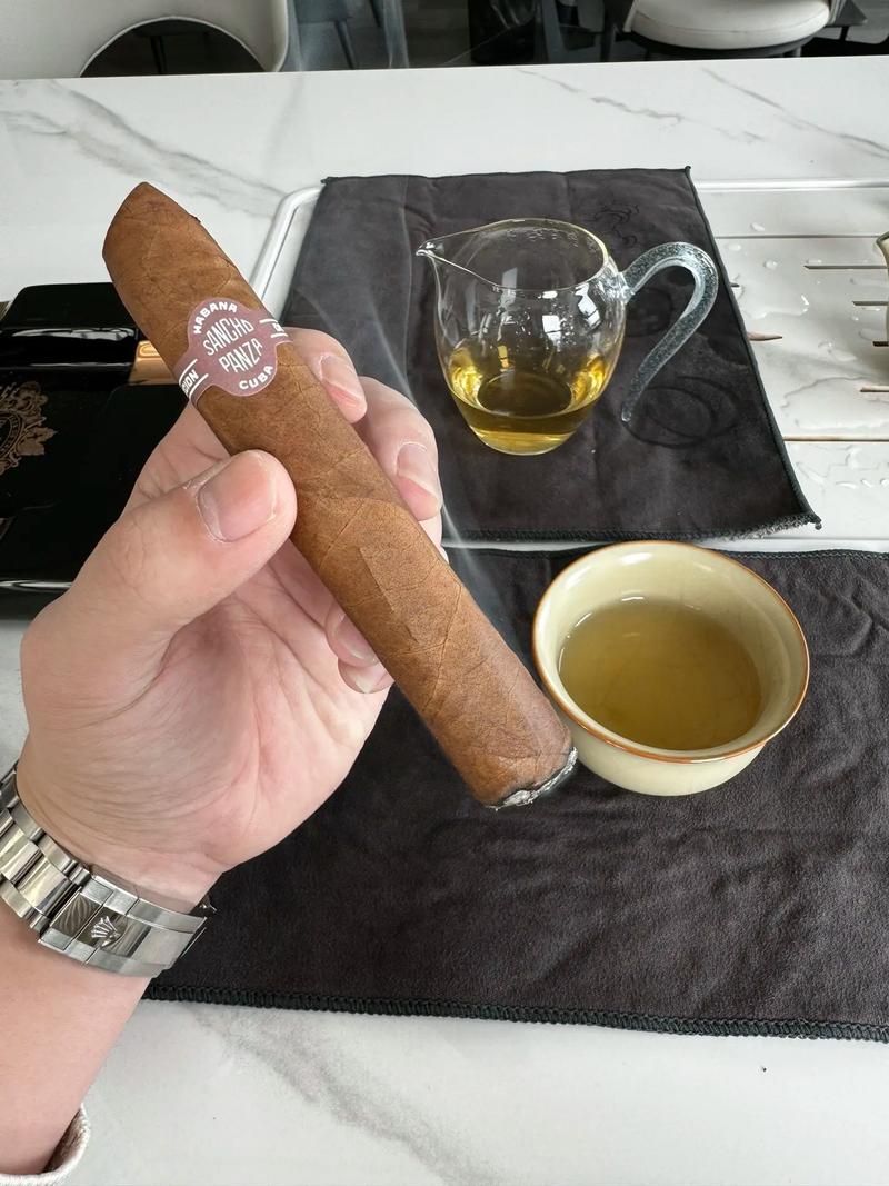 雪茄专卖店内的古老烟柜，散发着诱人的香气