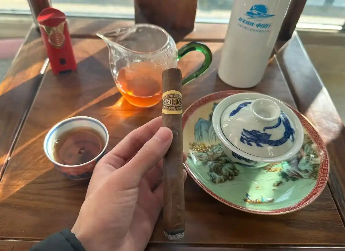 精致放置的胡巴雪茄