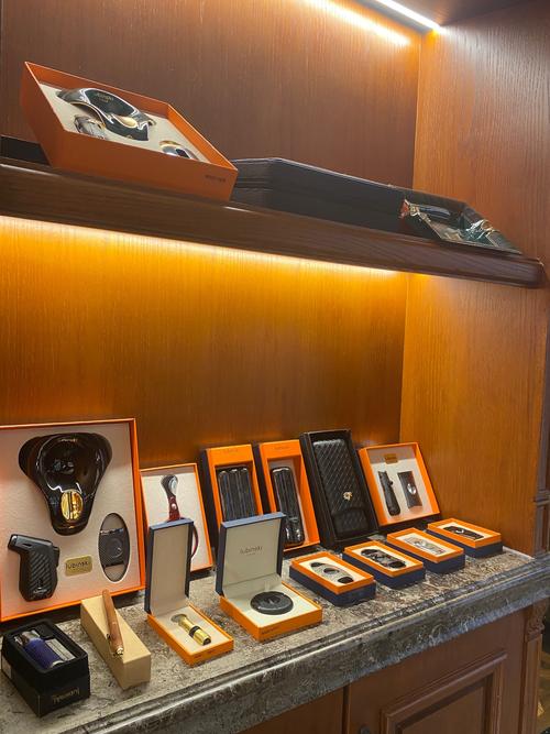 雪茄与复古陈设的成熟魅力