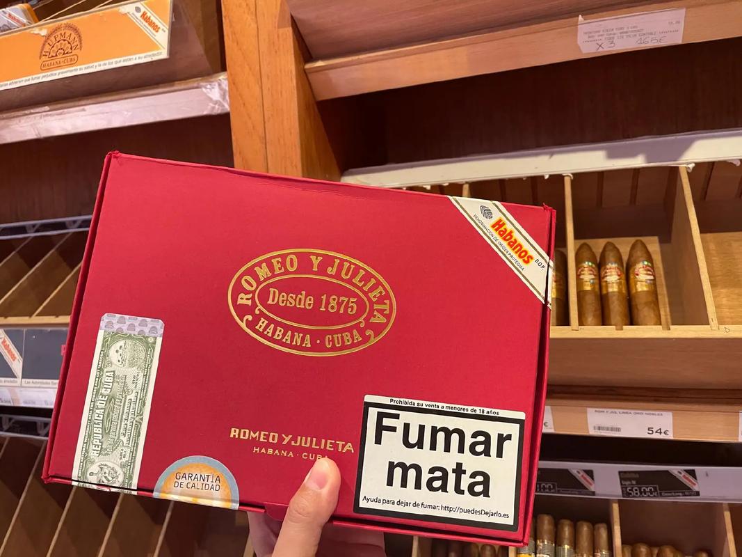 西班牙风情的雪茄店内部，充满古典与现代交织的氛围
