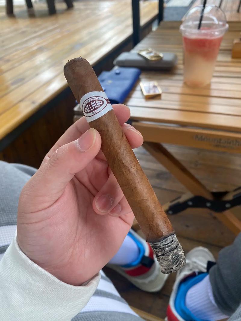 荷站雪茄精致的细节与独特的品质