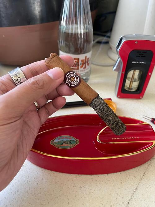 湖南雪茄展示柜，丰富多样的雪茄产品吸引众多爱好者