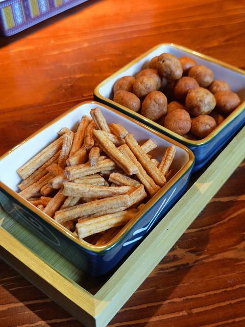 奢华氛围中点燃一支肥雪茄，感受生活的静谧与优雅