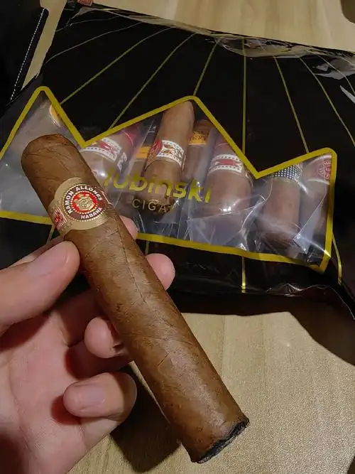 雪茄与配套品的精致陈列，开启品味之旅