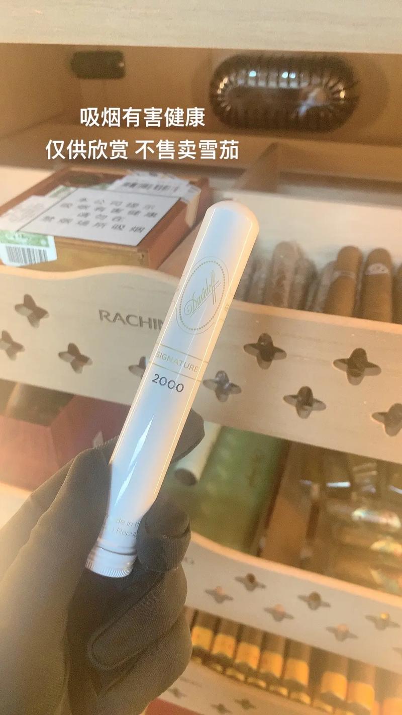 一盒高品质的菲律宾手卷雪茄展示其细致的制作工艺