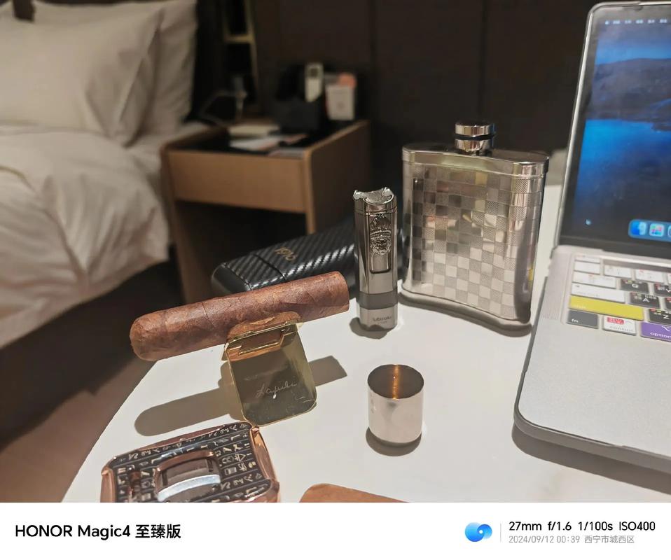 雪茄展示柜中的单支精致雪茄