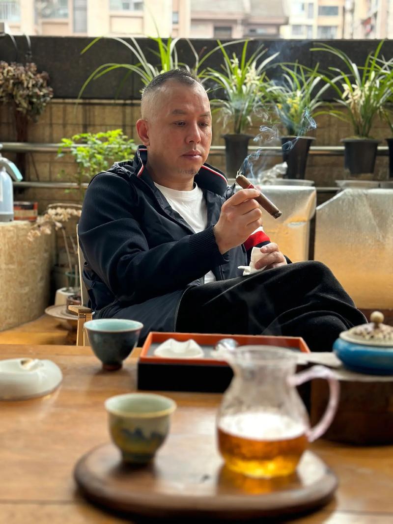 古巴哈瓦那的雪茄工坊，工匠们专注手工卷制珍贵雪茄