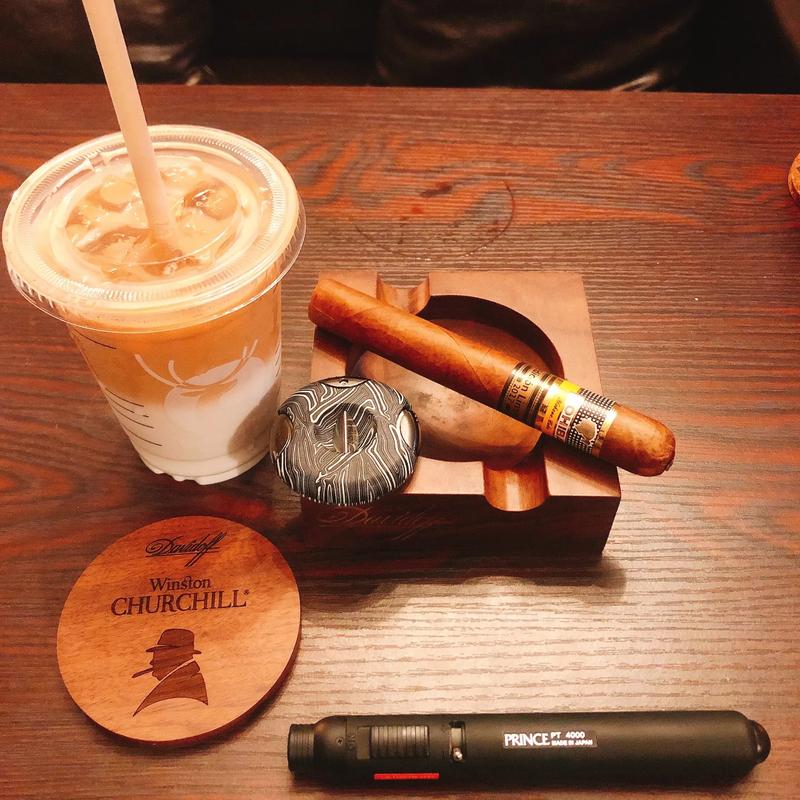 优雅的王冠雪茄展示出奢华与匠心