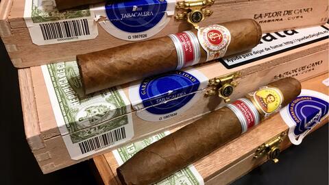 巴黎咖啡馆内享受雪茄与红酒的美妙时光